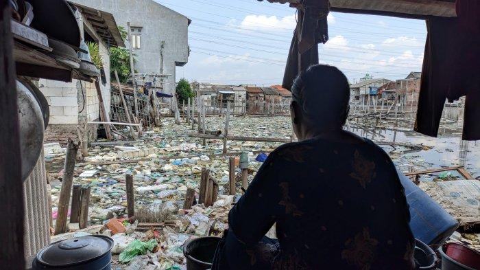 PULAU SAMPAH - Potret kehidupan warga RT 06 RW 13 Tambaklorok Semarang yang hidup berdampingan dengan tumpukan sampah di belakang rumah warga, Sabtu (28/6/2025). Sebagian orang lantas menyebutnya dengan istilah Pulau Sampah.