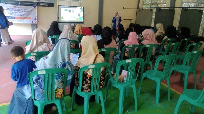 BERI PENYULUHAN: Mahasiswa kelas 2F Program Studi (Prodi) D-3 Farmasi Politeknik Harapan Bersama (Poltek Harber) menggelar kegiatan penyuluhan dengan tema 