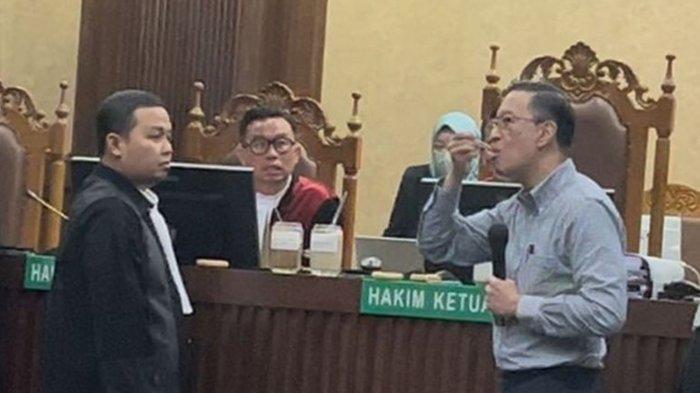 MAKAN GULA: Menteri Perdagangan (Mendag) 2015-2016, Thomas Trikasih Lembong alias Tom Lembong mempraktikkan memakan gula rafinasi atau gula putih di muka sidang Pengadilan Tipikor Jakarta Pusat, Selasa (1/7/2025). (KOMPAS.com/Syakirun Ni'am)
