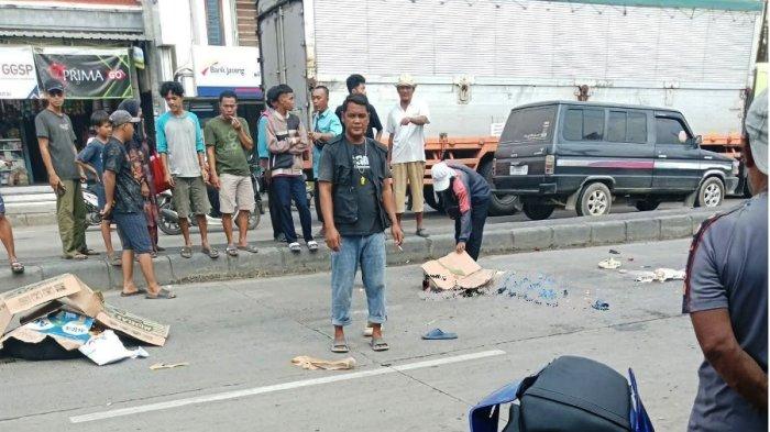 TEWAS KECELAKAAN - Kondisi korban tewas kakak beradik dalam kecelakaan di Jalur Pantura Bulakamba Kabupaten Brebes, Rabu (2/7/2025). Pemotor tersebut tewas seusai tertabrak truk kontrainer.