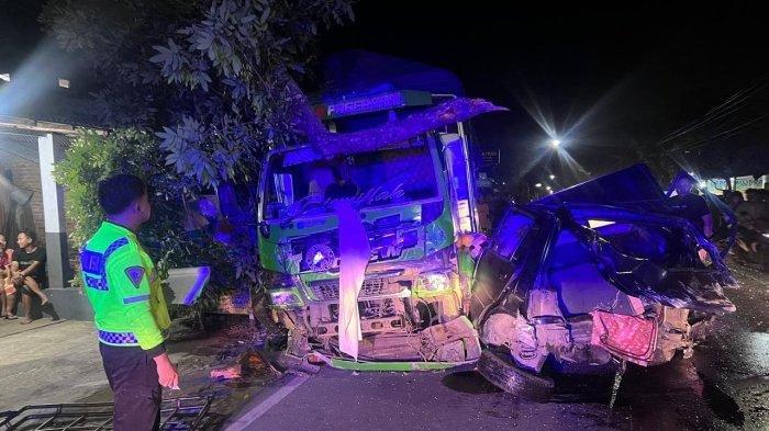 KECELAKAAN BERUNTUN: Kecelakaan di Jalan Nasional Trenggalek-Ponorogo tepatnya di Desa Nglongsor, Kecamatan Tugu, Kabupaten Trenggalek, Jawa Timur, Rabu (2/7/2025). Insiden tersebut melibatkan tiga kendaraan dan merusak 3 rumah warga. (TRIBUN JATIM/ISTIMEWA)