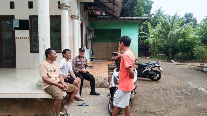 SAMBANG DESA: Bhabinkamtibmas Polsek Pakis Aji, Polres Jepara, Bripka Yulia Adhi Wibowo aktif melaksanakan sambang ke desa binaannya. Dalam sambang desa yang dilakukan, ia juga mensosialisasikan call center 110 dan WhatsApp Siraju. (Dok Polres Jepara)