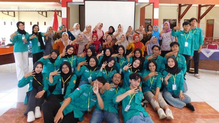 PELATIHAN ECOENZIM: Kegiatan “Edukasi dan Pelatihan Ecoenzim Bersama Ibu PKK Desa Dawuhan Kulon.” Jumat, 29 Mei 2025 di Balai Desa Dawuhan Kulon, Kecamatan Kedungbanteng. Kegiatan tersebut merupakan pelaksanaan pengabdian kepada masyarakat. (Dok Unsoed)