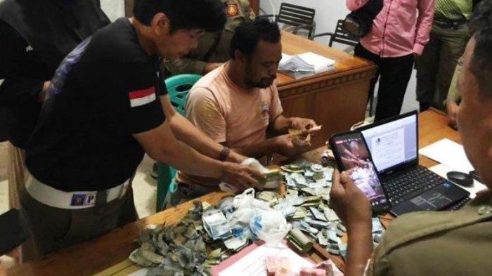 PENGEMIS KAYA - Lutfi Haryono, pengemis kaya di Gorontalo diamankan Satpol PP usai adanya laporan masyarakat terkait aktivitasnya yang mengganggu. Lutfi kedapatan mengantongi uang tunai Rp5.701.000 hasil mengemis selama sebulan, Kamis (3/7/2025). 