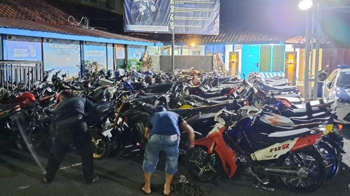 KNALPOT BRONG: Polres Sragen bersama Pamter PSHT 17 mengamankan 35 unit sepeda motor berknalpot brong pada malam pengesahan warga baru. Penindakan tersebut guna menciptakan suasana kondusif serta menekan potensi gangguan Kamtibmas dan laka lantas akibat penggunaan knalpot tidak standar. (Dok Polres Sragen)