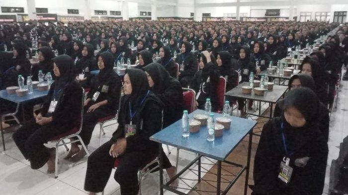 WARGA BARU: Ribuan calon warga baru PSHT Cabang Sragen Pusat Madiun mengikuti pengesahan di Gedung Sasana Manggala Sukowati (SMS) Sragen. Kapolres Sragen memimpin langsung apel dan pengamanan pengesahan warga baru tersebut. (Dok Polres Sragen)