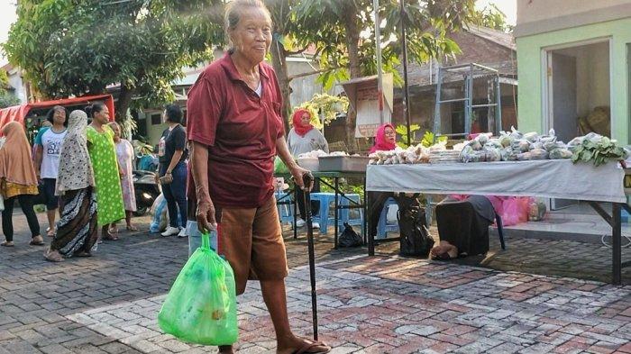 TUKAR SAMPAH - Para warga masyarakat umum yang tidak hanya dari Semarang Barat datang melakukan penukaran sampah plastik menjadi sembako di Ayodyapala Kelurahan Krobokan Kecamatan Semarang Barat, Jumat (4/7/2025)