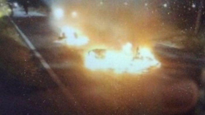 DUA MOTOR DIBAKAR- Dua motor di bakar orang tak dikenal seusai melakukan pembacokan terhadap 4 orang di Jalan Raya Bale Padi, Manang, Dukuh Gondang, Desa Bakipandeyan, Kecamatan Baki, Sukoharjo, Jum’at (4/7/2025).