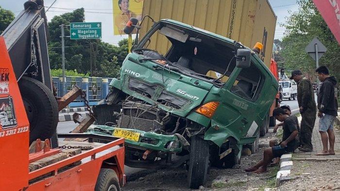 RINGSEK - Sebuah truk kontainer tampak ringsek seusai menabrak kendaraan-kendaraan di depannya di Jalan Soekarno Hatta, menjelang persimpangan Bawen, Kecamatan Bawen, Kabupaten Semarang pada Sabtu (5/7/2025) siang. Truk tersebut tengah dievakuasi oleh mobil derek.
