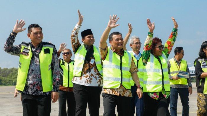 PENERBANGAN PERDANA: Gubernur Jawa Tengah, Ahmad Luthfi, mencoba penerbangan perdana pesawat Susi Air rute Semarang-Karimunjawa Kabupaten Jepara, saat acara Inaugural Flight Susi Air Rute Semarang-Karimunjawa di Terminal Keberangkatan Bandara Internasional Ahmad Yani Semarang, Jumat, 4 Juli 2025. Penerbangan perdana tersebut jadi momentum untuk menumbuhkan perekonomian baru. (Dok Pemprov Jateng)