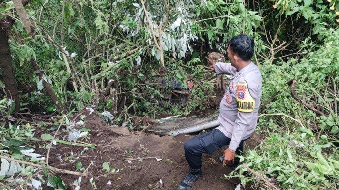 MASUK JURANG: Anggota Polsek Sukapura menunjukkan lokasi jip ditumpangi dua WNA asal China yang terjun ke jurang di jalur Gunung Bromo pada Sabtu (5/7/2025). Beruntungnya, kecelakaan itu tidak memakan korban jiwa. (TRIBUN JATIM/ISTIMEWA)