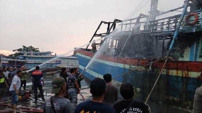 KEBAKARAN KAPAL - Petugas pemadam kebakaran dibantu warga berjibaku memadamkan kapal terbakar di Pelabuhan Perikanan Pantai (PPP) Tegalsari, Kota Tegal, Minggu (6/7/2025). Kapal tersebut bernama KM Timbul Barokah I.