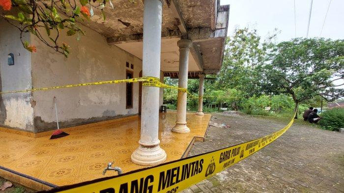 GARIS POLISI TERPASANG DI RUMAH WARGA. Garis polisi terpasang di depan kediaman Sutinem yang ditemukan meninggal dunia dalam keadaan tangan terikat kain di wilayah Dusun Winong RT 2 RW 9 Desa Mlokomanis Wetan Ngadirojo Kabupaten Wonogiri Jawa Tengah pada Minggu (6/7/2025) siang.