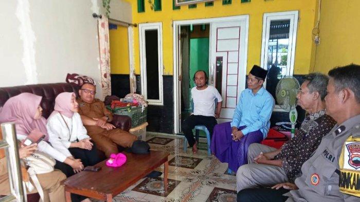 Petugas Dinsospermades Kabupaten Banyumas memastikan kondisi lansia yang dicoret dari data bansos, Senin (7/7/2025). Lansia itu dicoret ternyata karena masuk kategori tidak layak.