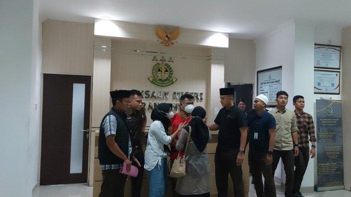 MENANGIS - Istri menangis dan memeluk Soenarto di Kantor Kejari Karanganyar, Senin (7/7/2025) malam. ASN Pemkab Karanganyar ini ditetapkan menjadi tersangka dalam kasus dugaan korupsi proyek Masjid Agung Madaniyah. Soenarto saat itu menjadi Kabag Pengadaan Barang dan Jasa di Pemkab Karanganyar.
