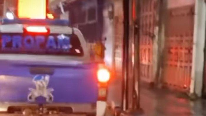Potongan gambar mobil dinas Kasi Propam Polres Tapsel diduga melakukan tabrak lari di Kota Medan, Minggu (6/7/2025)