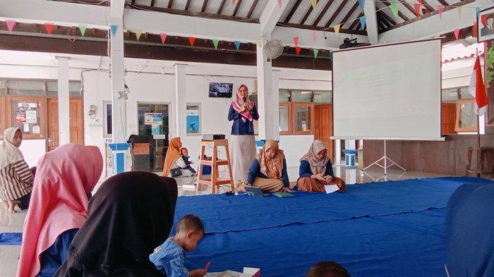 PENYULUHAN KESEHATAN: Program Studi D-3 Kebidanan Politeknik Harapan Bersama (Poltek Harber) menggelar kegiatan Penyuluhan Kesehatan bertajuk “Strategi Pencegahan Faltering Growth dengan Penguatan Pengetahuan Pangan Lokal dalam Pemberian MPASI”, yang dilaksanakan pada Rabu, (25/6/2025) di Kelurahan Debong Kulon, Tegal. Kegiatan tersebut dalam upaya menekan angka gangguan pertumbuhan pada balita. (Dok Poltek Harber)