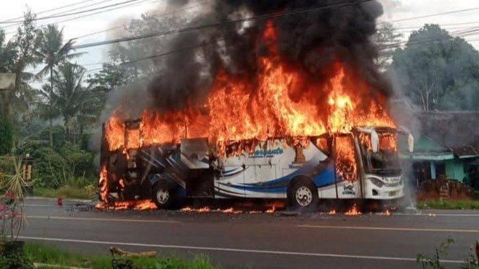 KEBAKARAN - Bus Haryanto dengan rute Yogyakarta-Demak terbakar di Jalan Raya Pringsurat, Temanggung, Selasa (8/7/2025).