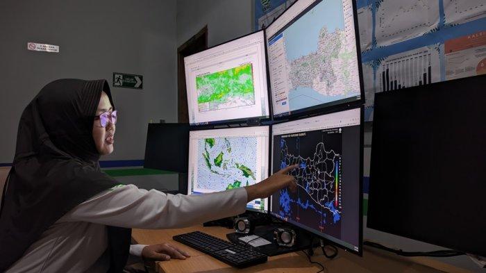 FENOMENA MBEDIDING - Forecaster Stasiun BMKG Ahmad Yani Semarang, Ferry Oktarisa memperlihatkan kondisi suhu di Jawa Tengah pada saat fenomena mbediding, Kamis (10/7/2025). Fenomena ini menyebabkan suhu dingin ekstrem pada malam hingga pagi hari.