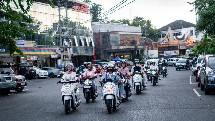 ROLLING CITY: Semangat muda, ekspresi warna, dan gaya hidup kreatif berpadu seru dalam kegiatan Scoopy Velocreativity, ajang seru yang mengajak kawula muda rolling city bersama Honda Scoopy, sekaligus menikmati hangout penuh warna di Olsen Caffein Supply pada Minggu lalu (06/07/25). Kegiatan ini dimulai dengan city rolling yang diikuti puluhan pengguna Honda Scoopy, menyusuri ikon kota Semarang dengan penuh gaya. (Dok)