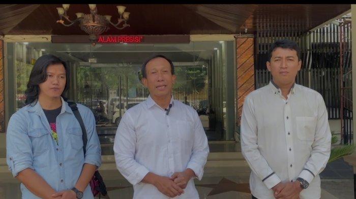LOMBA TARI - Kuasa Hukum korban lomba tari Zainal Abidin Petir (tengah) bersama perwakilan korban mendatangi Polda Jateng untuk mempertanyakan hasil penyelidikan terakhir kasus tersebut, Mapolda Jateng, Jumat (11/7/2025).
