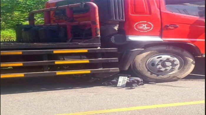 KECELAKAAN MAUT - Sepeda motor berada di kolong truk kontainer usai terlibat kecelakaan di Jalan Pasir Panjang, Singkawang, Sabtu (12/7/2025). Satu nyawa melayang dalam kecelakaan tersebut. (TRIBUN SINGKAWANG/ISTIMEWA)