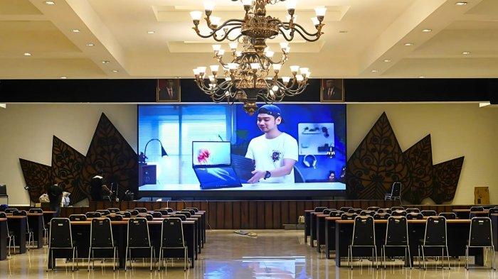 PROYEK VIDEOTRON: Di era digital yang serba cepat, komunikasi visual telah menjadi ujung tombak bagi institusi pemerintah dan dunia bisnis untuk menyampaikan pesan secara efektif. Di tengah kebutuhan ini, GSI GROUP, perusahaan yang berbasis di Jawa Tengah, muncul sebagai pemain utama dalam penyediaan solusi visual canggih, khususnya melalui proyek-proyek videotron yang kian masif. (Dok GSI Group)