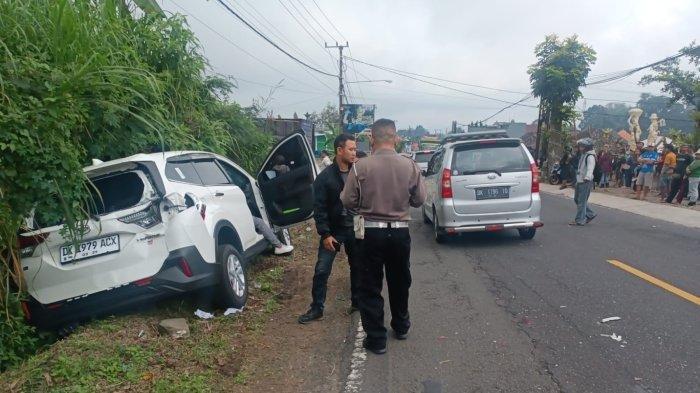 OLAH TKP: Jajaran Satlantas Polres Tabanan saat melakukan olah TKP dan mengatur arus lalu lintas pasca kecelakaan di Baturiti, Tabanan, pada Sabtu 12 Juli 2025. (TRIBUN JATIM/ISTIMEWA)
