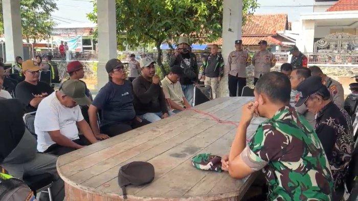 PEMECATAN SEKDES - Warga Desa Sijambe Kabupaten Pekalongan saat pertemuan mendesak agar Kades memecat Sekdes atau Carik bernama Eko Rizal. 