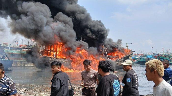 KAPAL TERBAKAR- Satu kapal nelayan mengalami kebakaran hebat di Pelabuhan PT Pelindo Tegal, Senin (14/7/2025).