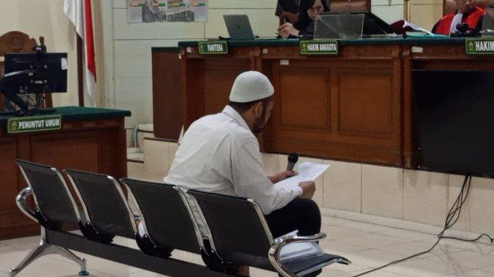 SIDANG PLEDOI - Terdakwa kasus pembunuhan anak, Aipda Robig Zaenudin menangis saat membaca pledoi nya sebanyak 16 lembar halaman. Dia menangis ketika menyinggung soal kondisi keluarganya akibat kasus tersebut. Namun, sikap itu disayangkan oleh ayah Gamma, Andi Prabowo yang telah kehilangan anak karena ditembak mati Robig di Pengadilan Negeri Semarang, Selasa (15/7/2025).