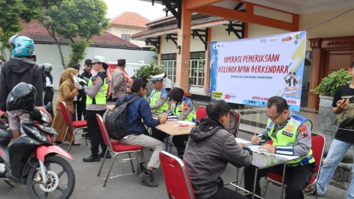 OPERASI PATUH CANDI: Tim gabungan dari Polres Sragen, BPKBD, dan Dispenda melaksanakan kegiatan pemeriksaan kendaraan bermotor dalam Operasi Patuh Candi 2025. Ratusan pelanggar ditindak dalam operasi tersebut. (Dok Polres Sragen)