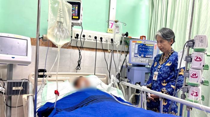 Korban Digigit Ular-Kepala Dinas Kesehatan Provinsi Jawa Tengah Yunita Dyah Suminar melihat langsung kondisi Rafa Ramadhani Suwondo bocah usia 11 tahun asal Pekalongan yang dirawat di ICU RSUP Kariadi,Kamis (17/7/2025).