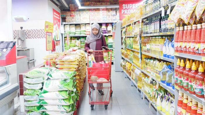 ILUSTRASI BELANJAR - Warga mempersiapkan stok di rumah dengan membeli bahan pokok di sebuah supermarket di Semarang, beberapa waktu lalu. Pemerintah Kota (Pemkot) Semarang menyebut akan mengoptimalkan program Srikandi Pangan untuk mencegah peredaran beras oplosan di masyarakat.