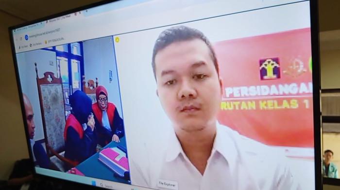 PEMBUNUHAN BAYI - Terdakwa Brigadir Satu (Briptu) Ade Kurniawan (AK) mengikuti persidangan secara online di Pengadilan Negeri (PN) Semarang, Rabu (16/7/2025). Mantan anggota intelijen di Direktorat Intelijen dan Keamanan (Ditintelkam) Polda Jateng itu menjadi pesakitan selepas membunuh anak kandungnya bayi dua bulan berinisial AN.