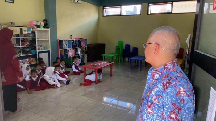 Ketua Dewan Pendidikan Kabupaten Semarang, Joko Sriyono, melakukan sidak dan memeriksa SD Plus Tahfizhul Quran (PTQ) Smart Kids di kawasan Perumahan Depot Palan V, Karangjati, Kecamatan Bergas, Kabupaten Semarang, Kamis (17/7/2025). Sekolah tak memiliki izin operasional dan harus ditutup.