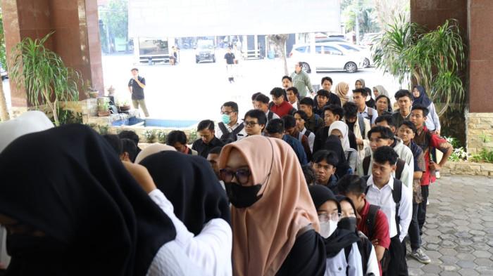 JOB FAIR: Universitas Semarang (USM) melalui UCAC (USM Career and Alumni Center) kembali menunjukkan komitmennya dalam menjawab tantangan ketenagakerjaan dan mendukung program nasional penciptaan lapangan kerja dengan menggelar Job Fair & Career Expo 2025. Kegiatan ini dilaksanakan Rabu, 16 Juli 2025, di Auditorium Ir. Widjatmoko dan menghadirkan 40 perusahaan nasional dari berbagai sektor industri yang siap membuka peluang kerja bagi lulusan baru dan masyarakat umum. (Dok USM)