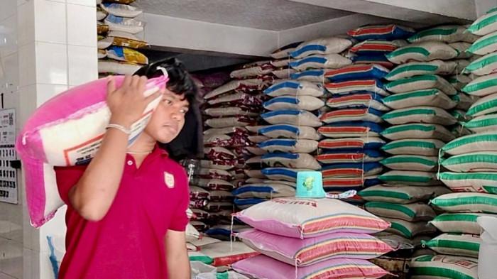 PASAR DARGO - Suasana aktivitas jual beli beras berlangsung normal ditengah isu beras oplosan.
