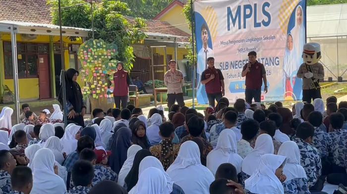EDUKASI - Anggota Polres Batang memberikan edukasi pencegahan perundungan dan kekerasan seksual 
 di SLB Negeri Batang, Kamis (17/7/2025). Di tengah masa pengenalan lingkungan sekolah (MPLS), siswa-siswi berkebutuhan khusus dari SLB Negeri Batang mengikuti kegiatan edukatif yang berbeda yakni edukasi pencegahan perundungan dan perlindungan dari kekerasan seksual. (TRIBUN JATENG/DINA INDRIANI)