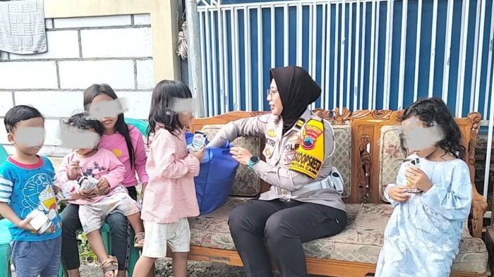 YATIM PIATU - Petugas Satlantas Polresta Banyumas sedang berbincang dengan lima anak belia yang kini tanpa orangtua karena tewas kecelakaan, Kamis (17/7/2025). Di sana, polisi juga memberikan bantuan duka cita atas musibah kecelakaan yang terjadi pada Rabu (16/7/2025). 