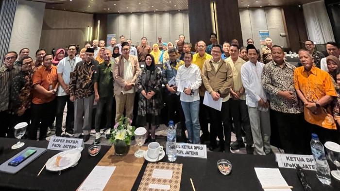 RAPAT KOORDINASI: Wakil Ketua DPRD Provinsi Jawa Tengah (Jateng) Mohammad Saleh foto bersama usai Rapat Koordinasi Penguatan Strategi Percepatan Kinerja Program Bangga Kencana dan Implementasi Quick Wins Kementerian Kependudukan dan Pembangunan Keluarga (Kemendukbangga) di Hotel Aruss Semarang pada Jumat (4/7/2025). Saleh berharap Ikatan Penyuluh Keluarga Berencana Indonesia (IPeKB) menjadi garda depan dalam pengentasan stunting. (Dok)