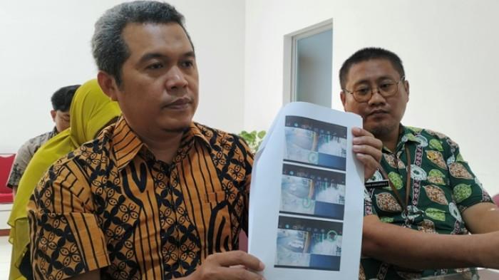 KLARIFIKASI RSUD BLORA - Direktur RSUD dr R Soetijono Blora, dr. Puji Basuki, M.Kes, menunjukkan bukti screenshot rekaman kamera CCTV yang ada, Sabtu (19/7/2025).