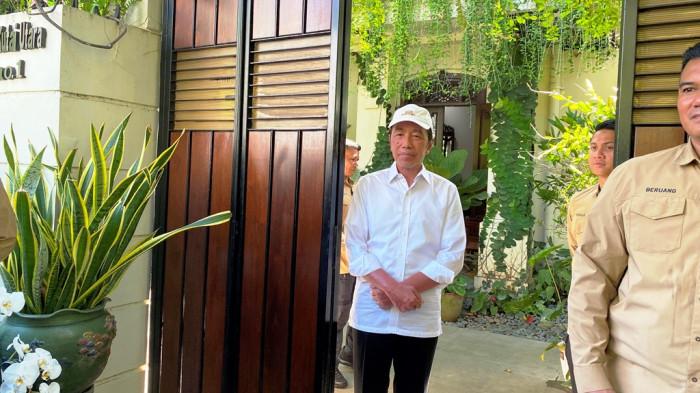 Caption: JOKOWI ANTAR KESANG: Jokowi mengantar putra bungsunya, Kaesang Pangarep di depan pintu rumah sebelum diarak menuju tempat kongres PSI. Kaesang berjalan kaki dari rumah Jokowi di Sumber, Banjarsari, Surakarta menuju gedung Graha Saba Buana tempat berlangsungnya kongres PSI, Sabtu (19/7/2025)