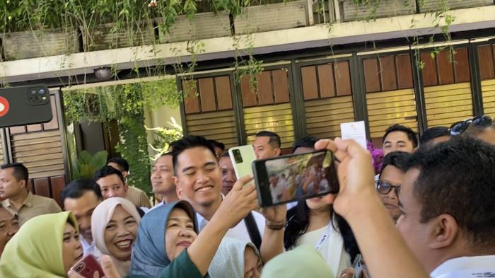Kaesang memberi kesempatan para penggemarnya untuk berswafoto.