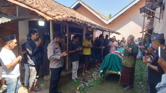 PEMAKAMAN RAFA - Jenazah Rafa Ramadhani Suwondho (12) warga Desa Bukur, Kecamatan Bojong, Kabupaten Pekalongan hendak disalatkan dan dimakamkan di TPU desa setempat, Minggu (20/7/2025). Rafa meninggal seusai digigit ular, setelah menjalani perawatan intensif di rumah sakit sejak 16 Juni 2025.