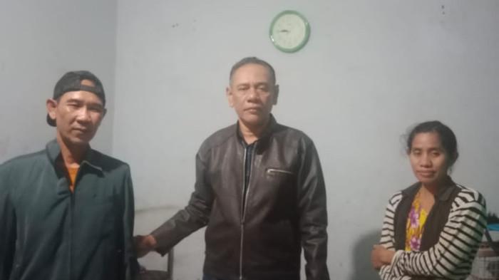 DIANTAR PULANG - SF (kiri) saat tiba di rumahnya di Kelurahan Sukodono Kendal seusai diantar pulang petugas Dinsos Kabupaten Kendal (tengah) beberapa waktu lalu. SF nekat mendatangi rumah Gubernur Jawa Barat, Dedi Mulyadi untuk meminta bantuan biaya pendidikan anaknya karena usaha ternak lele yang dikelola bangkrut.