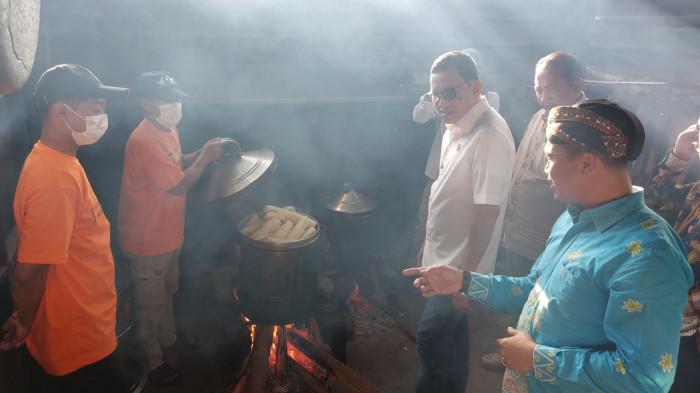 KUNJUNGAN KERJA - Menteri Perlindungan Pekerja Migran Indonesia (P2MI), Abdul Kadir Karding dan Bupati Karanganyar, Rober Christanto mengunjungi tempat usaha pembuatan kuliner berbahan singkong jarak towo dari seorang purna migran di wilayah Kecamatan Tawangmangu Kabupaten Karanganyar pada Minggu (20/7/2025) sore. 
