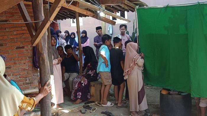RUMAH DUKA - Suasana rumah duka Rafa Ramadhani Suwondho (12) warga Desa Bukur, Kecamatan Bojong, Kabupaten Pekalongan yang digigit ular weling, Minggu (20/7/2025). Rafa meninggal di RSUP dr Kariadi Semarang pada Minggu (20/7/2025) dini hari.
