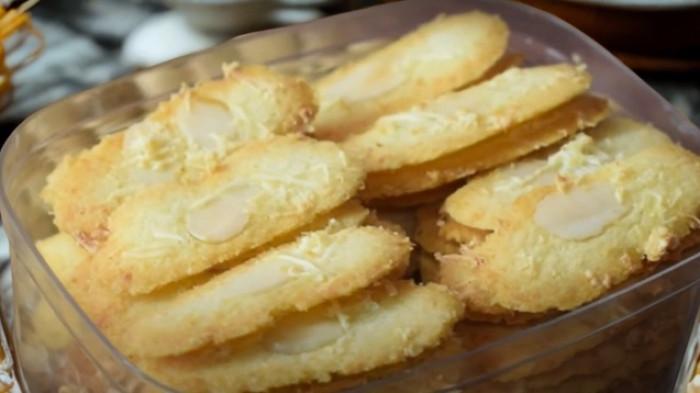 Desa Wonosari Karanganyar kembangkan olahan lokal jagung dan singkong jadi kue lidah kucing mocaf untuk pasar global.