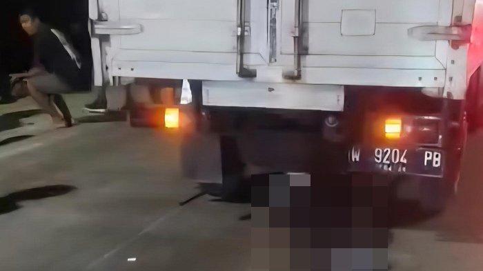 KECELAKAAN - Kecelakaan maut di Gresik, tepatnya di Jalan Raya Desa Ambeng-ambeng Watangrejo, Kecamatan Duduksampeyan, Kabupaten Gresik, Jawa Timur, Senin (21/7/2025). Kecelakaan yang melibatkan motor dan dua truk itu mengakibatkan Ach Asikin Supratikno (52), warga Desa Panjunan, Kecamatan Duduksampeyan, Gresik, tewas di lokasi kejadian. (TRIBUN JATIM/ISTIMEWA)